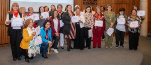 En la foto el grupo de mujeres lideresas comunitarias que recibieron las distinciones en la jornada..
