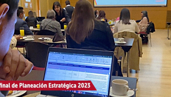 Fotografía donde se puede observar uno de los colaboradores de FONCEP concentrado frente a su PC portátil en le desarrollo de la reunión de Planeación estratégica 2023.