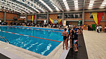 En la foto se aprecia la piscina semiolímpica del Centro de Desarrollo Comunitario Lourdes donde hay niñas, niños, adolescentes y adultos mayores disfrutando del espacio
