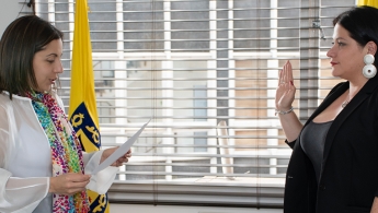 En la foto a la derecha María Pierina González Falla, Directora General de FONCEP, tomándole el juramento a Helga Lidby Díaz Acosta, Jefe de Control Disciplinario Interno de FONCEP.