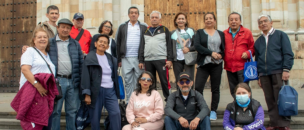 En la foto el grupo de pensionados  que participaron en la caminata por el Centro de Bogotá.