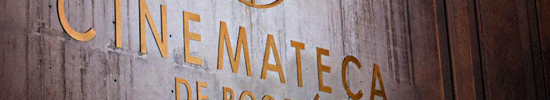 Foto de la fachada de la Cinemateca de Bogotá con énfasis en su logotipo