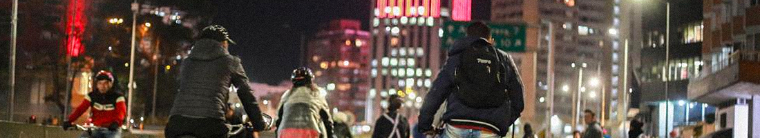 Ciudadanas(os) disfrutando de la ciclovía nocturna por la calle 26 a la altura de la calle 10