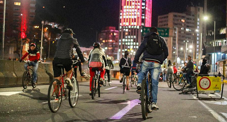 Ciudadanas(os) disfrutando de la ciclovía nocturna por la calle 26 a la altura de la calle 10