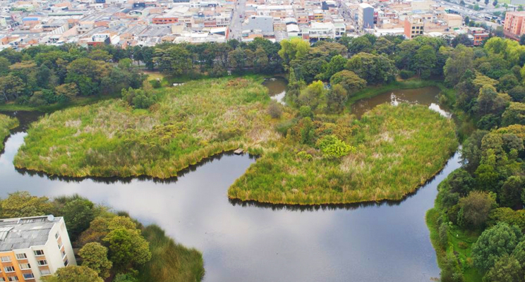 Fotografía aérea del humedal Santa María del Lago en Bogotá