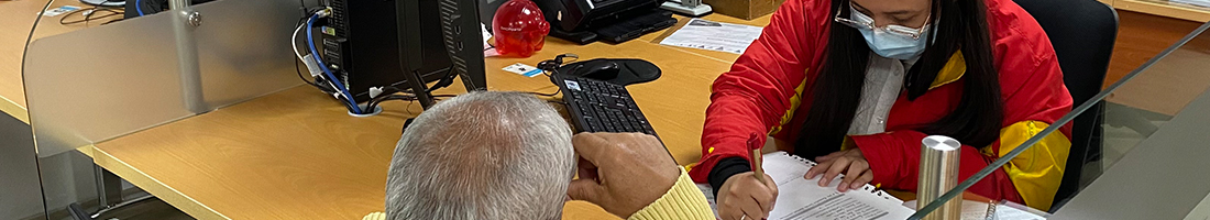 Fotografía de una funcionaria de FONCEP atendiendo a uno de nuestros usuarios pensionados.