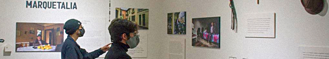 Ciudadanos apreciando una exposición sobre el soldado de Marquetalia