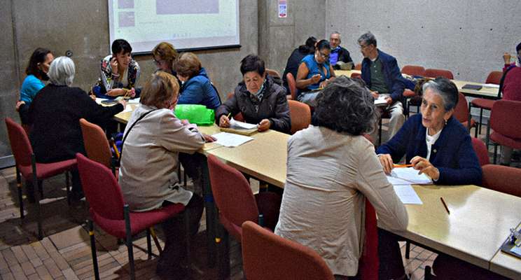 Fotografía de un espacio de taller en la biblioteca con personas de la tercera edad