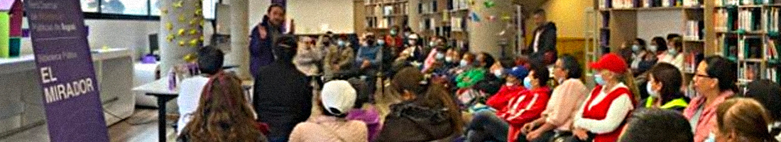 Personas de la tercera edad en la biblioteca en visita guiada