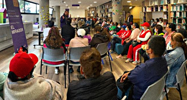 Personas de la tercera edad en la biblioteca en visita guiada