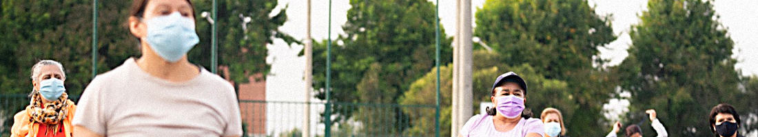 Foto en primer plano de señoras de la tercera edad haciendo ejercicio en el parque