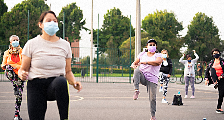 Foto de señoras de la tercera edad haciendo ejercicio en el parque