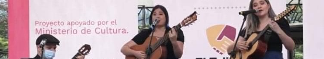 En la foto tres músicos dos mujeres un hombre interpretando un trío de música colombiana 