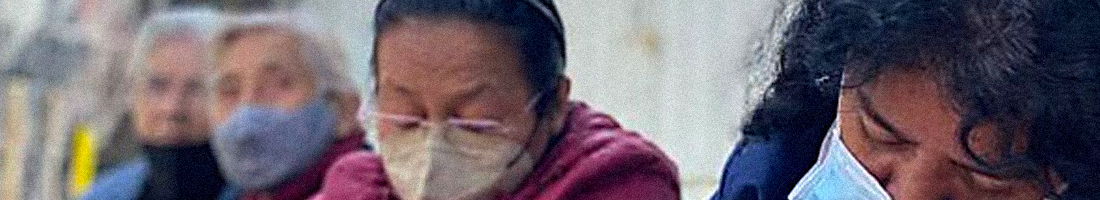 Foto en primer plano de señoras de la tercera edad concentradas