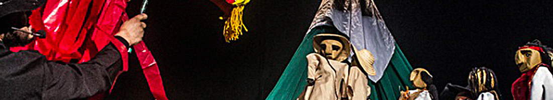 Foto en primer plano de los titiriteros manipulando los títeres.