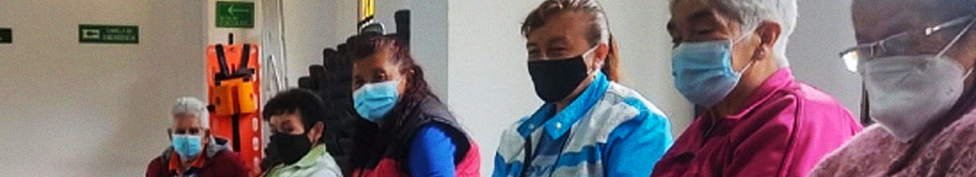 En la foto se pueden apreciar mujeres adultas mayores sentadas en el espacio de taller de la biblioteca