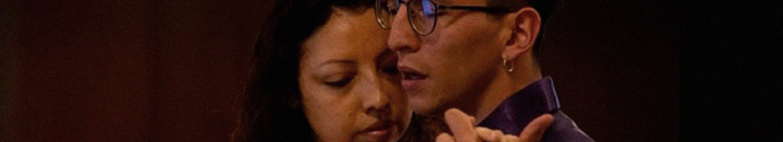 Foto de una mujer y un hombre juntos bailando tango