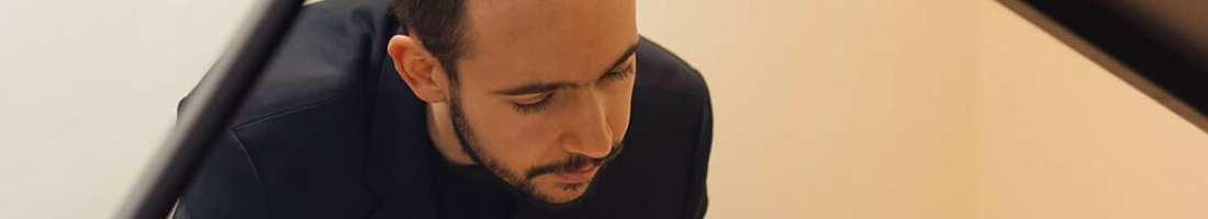 Foto del maestro Manuel Arango Pérez en acción interpretando el piano