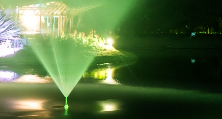 Foto del lago del Jardín Botánico de Bogotá en la noche.