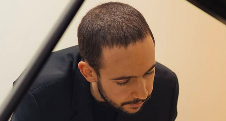 Foto del maestro Manuel Arango Pérez en acción interpretando el piano