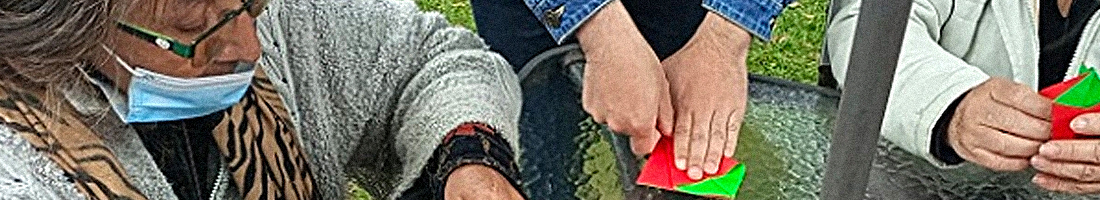 Foto de tres mujeres adultas mayores realizando trabajos manuales