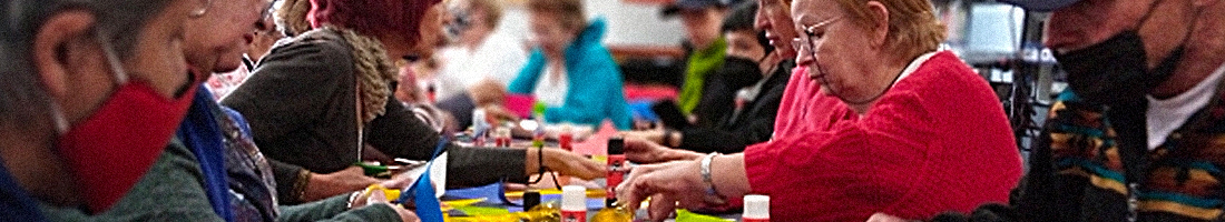 Un grupo de adultos mayores en espacio de taller