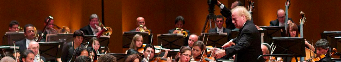En la foto el director invitado: Enrique Arturo Diemecke junto a la Orquesta Filarmónica de Bogotá
