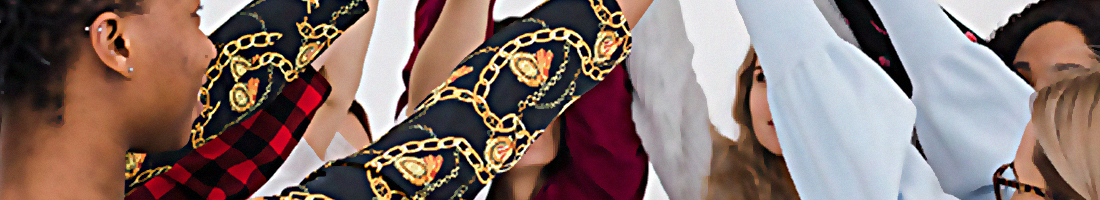 Un grupo de mujeres con las manos levantadas entre si