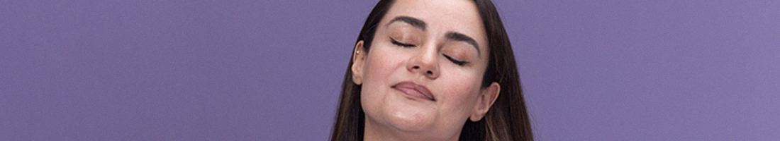 Fotografía de una mujer con los ojos cerrados en estado de tranquilidad