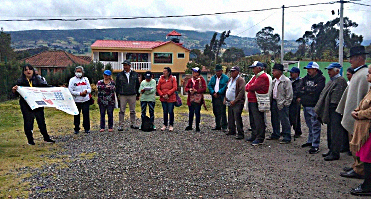 En la fotografía se puede apreciar una comunidad campesina reunida, donde vemos adultos mayores y adultos participando en la jornada