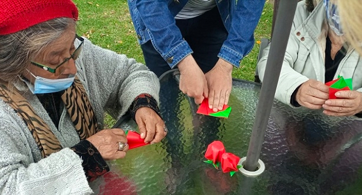 Foto de mujeres adultas mayores realizando trabajos manuales