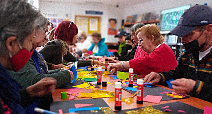 Un grupo de adultos mayores en espacio de taller