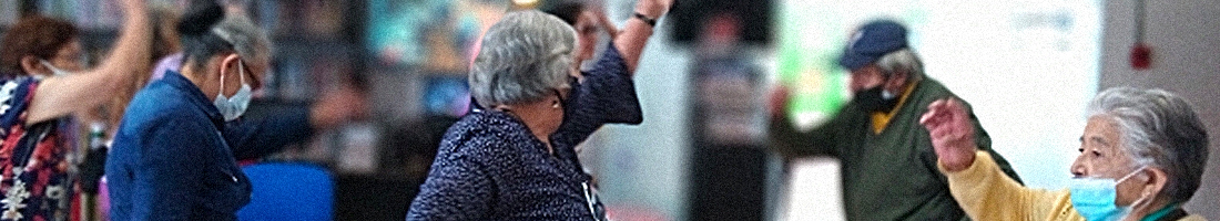 En la foto varias mujeres adultas mayores bailando y también un señor adulto mayor bailando.