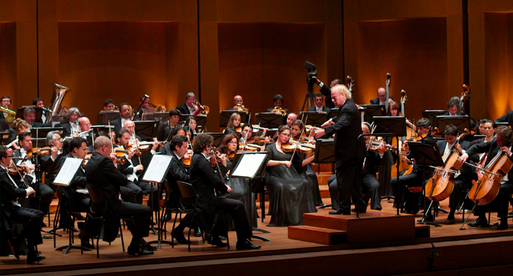 En la foto el director invitado: Enrique Arturo Diemecke junto a la Orquesta Filarmónica de Bogotá