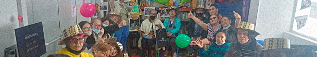 En la foto se puede apreciar un grupo de mujeres adultas mayores compartiendo en un espacio de taller en la biblioteca.