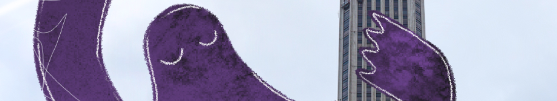 Fotografía de un fragmento de la Torre Colpatria donde aparece un ser fantástico ilustrado montado sobre la torre, con gesto de calma.