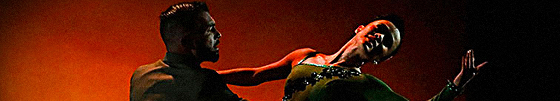 Un hombre y una mujer bailando tango en la puesta en escena de la obra.