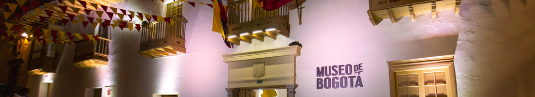 Fotografía nocturna de la fachada del Museo de Bogotá