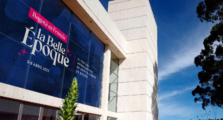 Fotografía de una parte de la fachada del Teatro Mayor Julio Mario Santo Domingo