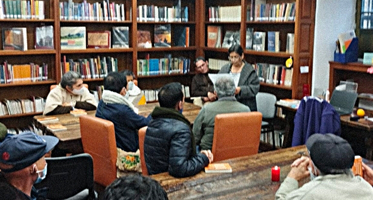 Un grupo de adultos mayores en espacio de taller en la biblioteca