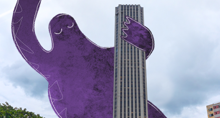 Fotografía de un fragmento de la Torre Colpatria donde aparece un ser fantástico ilustrado montado sobre la torre, con gesto de calma.