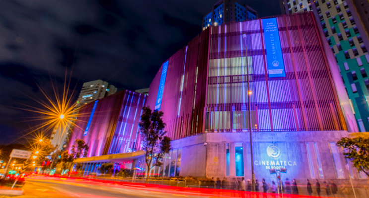 Foto panoramica de la Cinemateca de Bogotá de noche