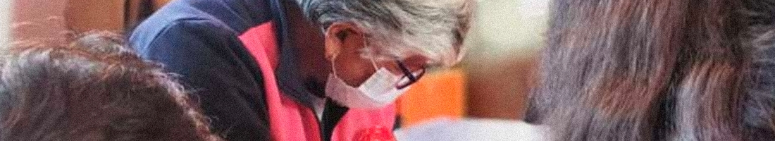 Señora de la tercera edad con gafas mirando hacia abajo