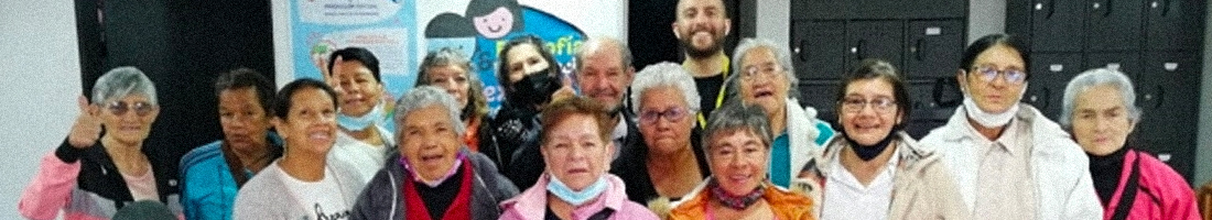 Foto de señoras adultas mayores en la biblioteca