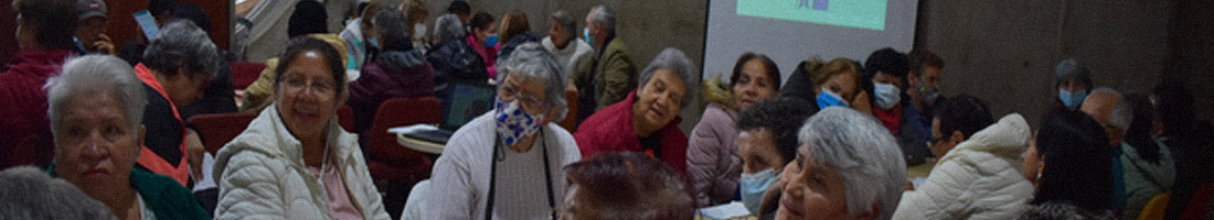 Grupo de mujeres adultas mayores en la biblioteca.