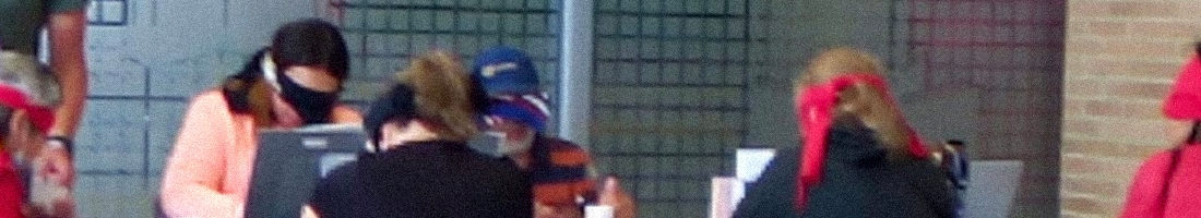 Personas mayores en el espacio de taller en la biblioteca