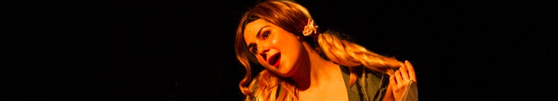 Foto de una de las escenas de la obra "Esperanza, la Muñeca Nocturna"