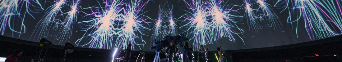 Foto dentro del planetario en el espectáculo de luces