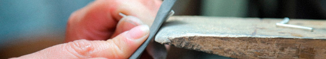 Foto de la mano de un artesano en acción