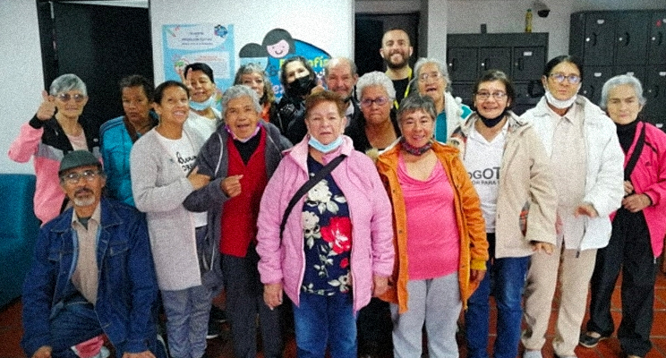 Foto de señoras adultas mayores en la biblioteca
